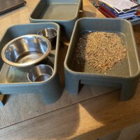 foderbakker på ben i 100% genbrugsmaterialer