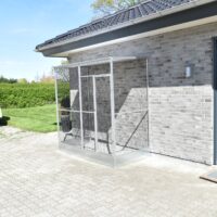 Blank alu-voliere med sort tråd – moderne design med optimal udsyn Fra Randers Volieren